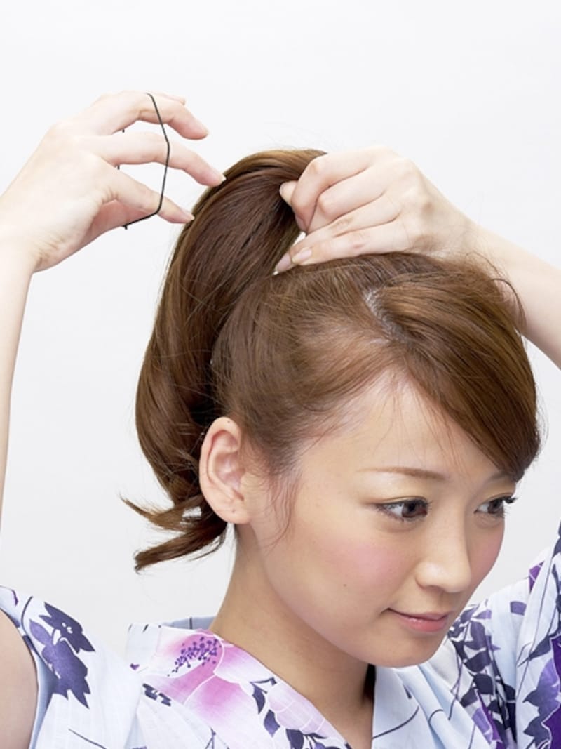 高い位置でひとつに結んでポニーテールにする