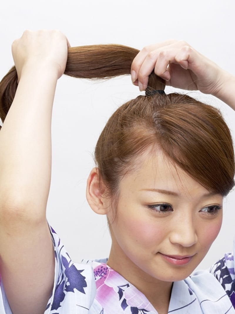 結んだ毛束を手ぐしできれいに整える