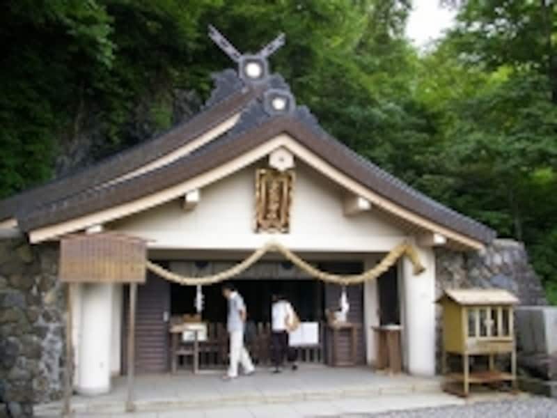 奥社の背後には、戸隠山が聳えています