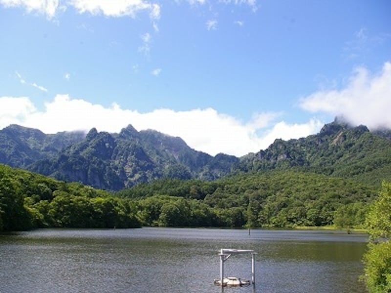 鏡池から望む戸隠山。ここには、古代の神様にまつわる伝説がある
