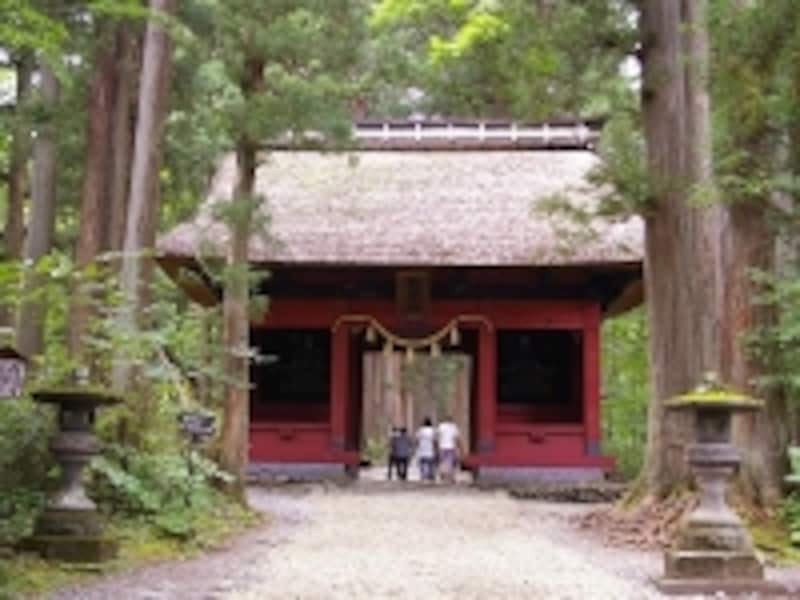 奥社に向かう参道の中ほどにある随神門