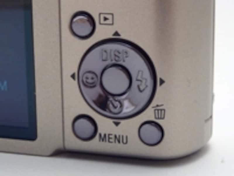 十字キーの左に設置された顔認識関連ボタンはかなり謎。ここに露出補正を入れてほしかった