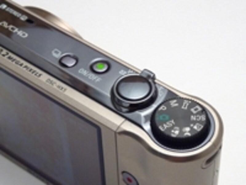 「厚さ」は28.9mmとそれなり。それでも携帯性は悪くはない。というより、フラットなおかげでむしろ良好