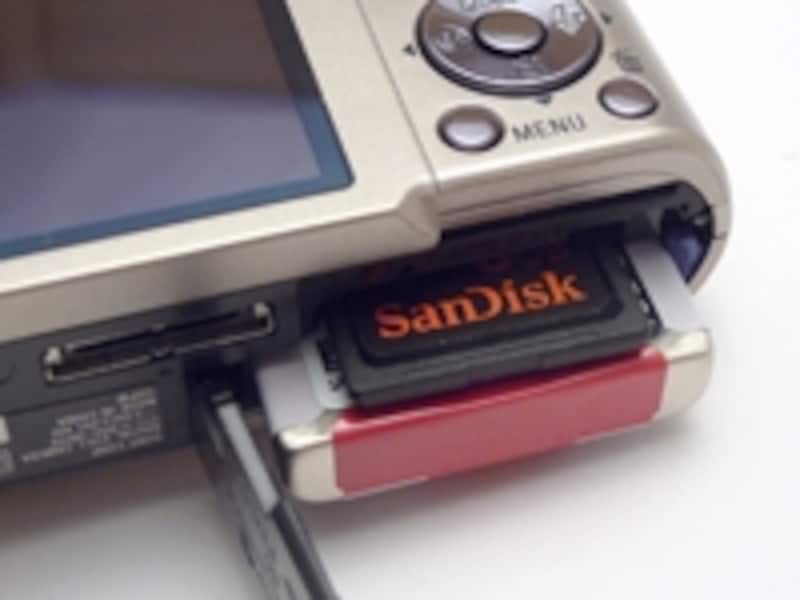 バッテリーは薄型だが、静止画ではよくもつ。動画撮影はむしろ「75分も撮れる」と考えるべきか