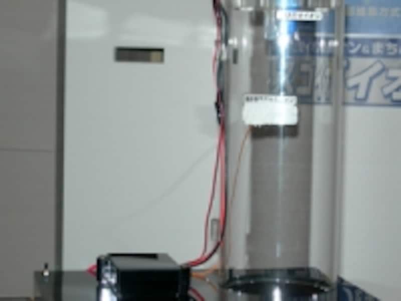 イオンにより浮遊していた発泡スチロールが吸着される実験の様子