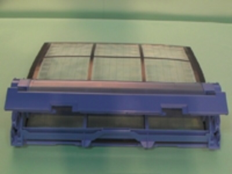 自動お掃除フィルターのメカ部分には、自分でキレイになるブラシを内蔵