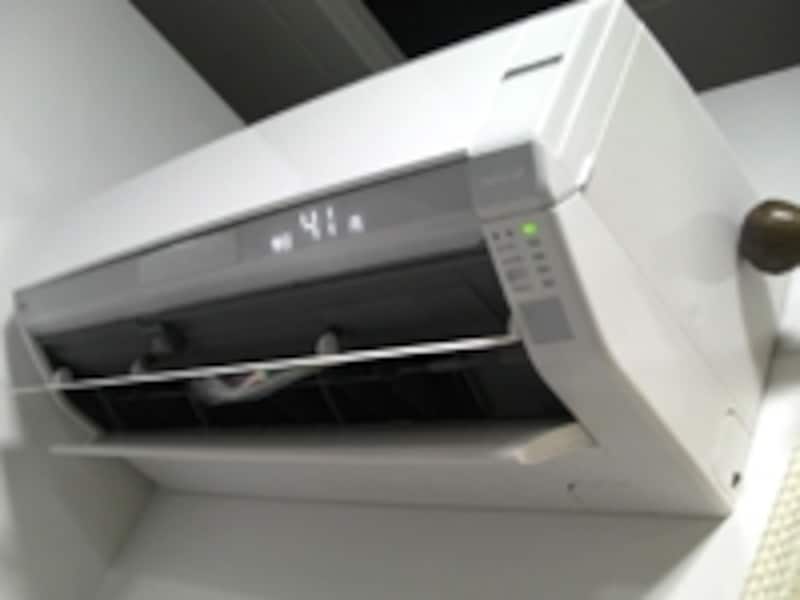 全体的にシンプルだが、前にせり出すフォルムがややゴツい印象に