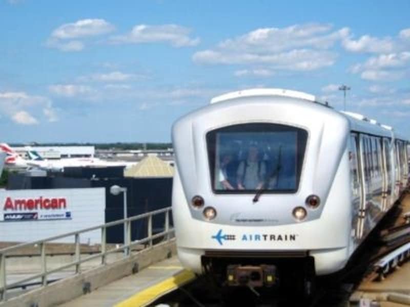 巨大な空港のターミナル移動は、エアトレインで!