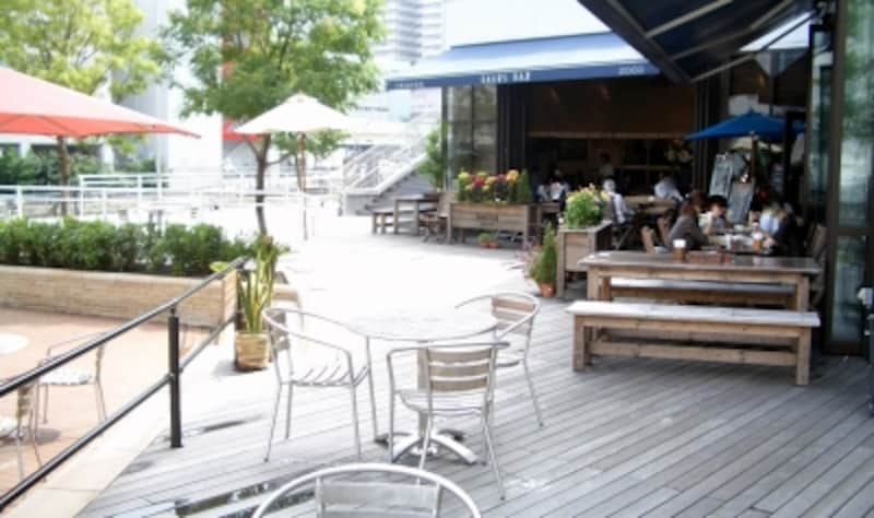 「アーバンランチ」発着所の手前は広いテラスになっている。そのとなり続きに、オープンテラスのある「バグースバー」が構えている。