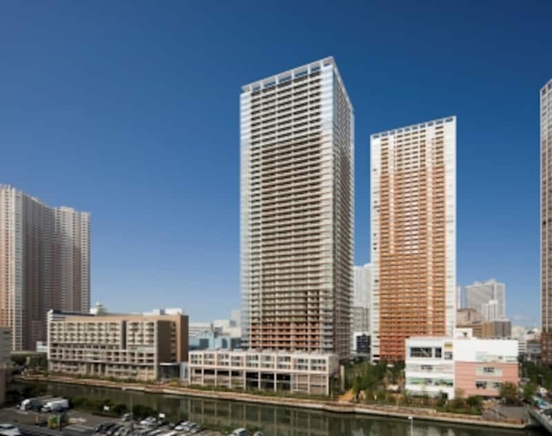 「ブルームタワー」(中央)は地上48階建て、高さは167mにも及ぶ。施工は清水建設。設計にはランドスケープデザインなど数社が携わった。