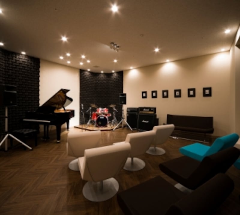 ドラムとピアノを常設した「Jam Note(音楽スタジオ)」。ギャラリーの椅子もある。この空間は有料。