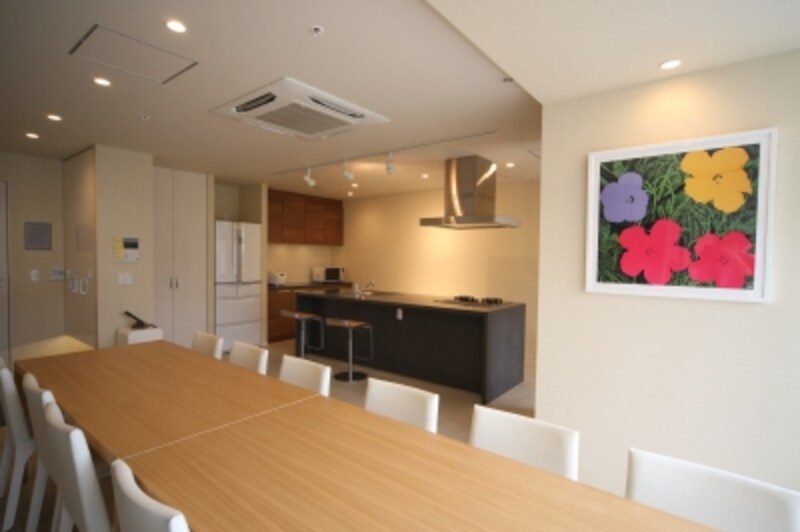 大人数のパーティーはこの「The Kitchen」（有料）で。「沐明庵(茶室)」と空間をつなげて使うことも可能だ。