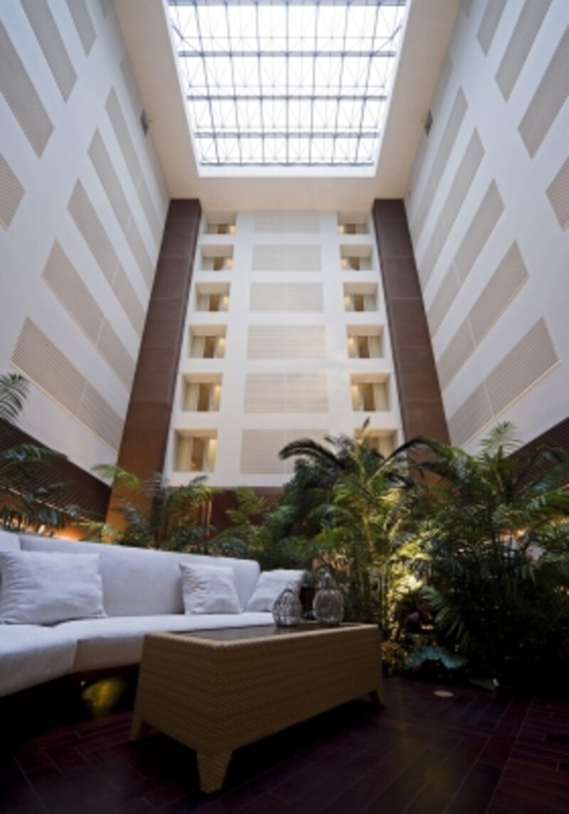 これが高層階に設けられたプライベートガーデン「ラピュタ・パティオ」。8層吹く抜けは、インナー空間とは思えない開放感があった。