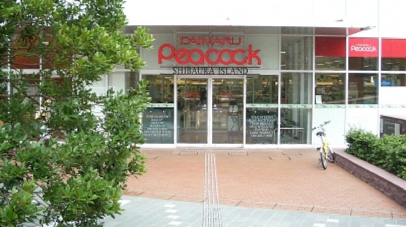 アイランド内のスーパー「ピーコック」。営業時間は10時～23時。「エアタワー」とは通路でつながっているため、雨に濡れずに買い物ができる。