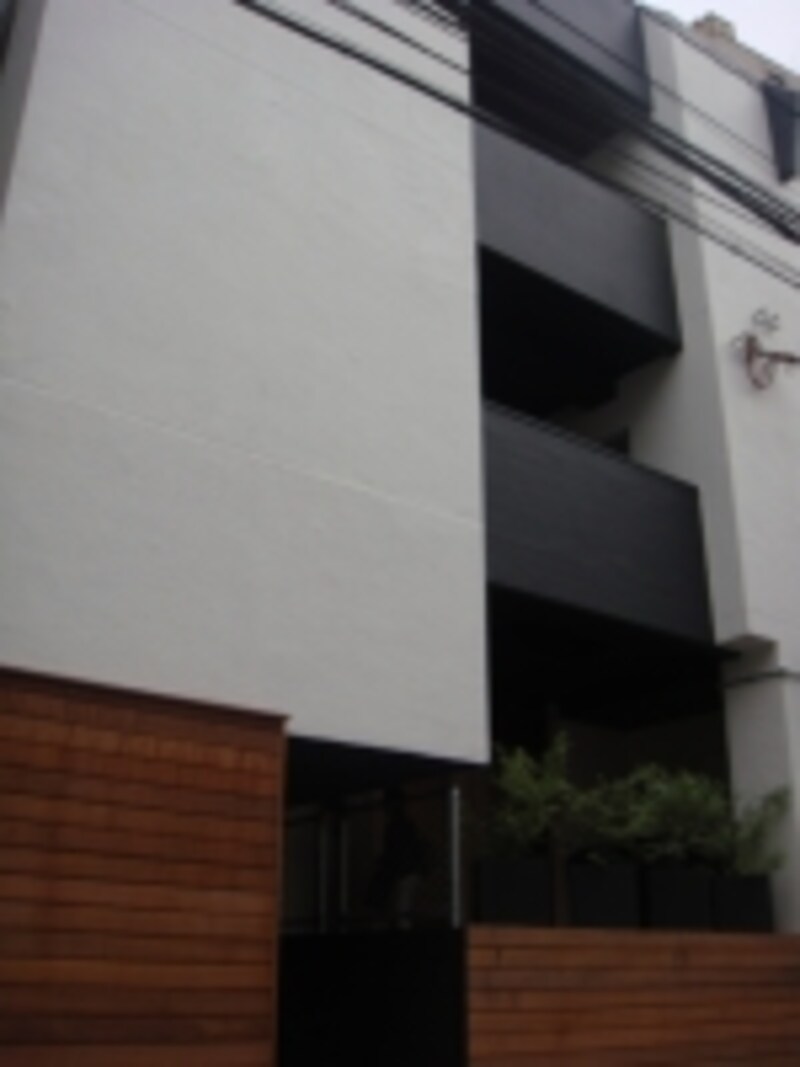 和風料亭もたたずむ都心住宅地になじむスタイリッシュな外観