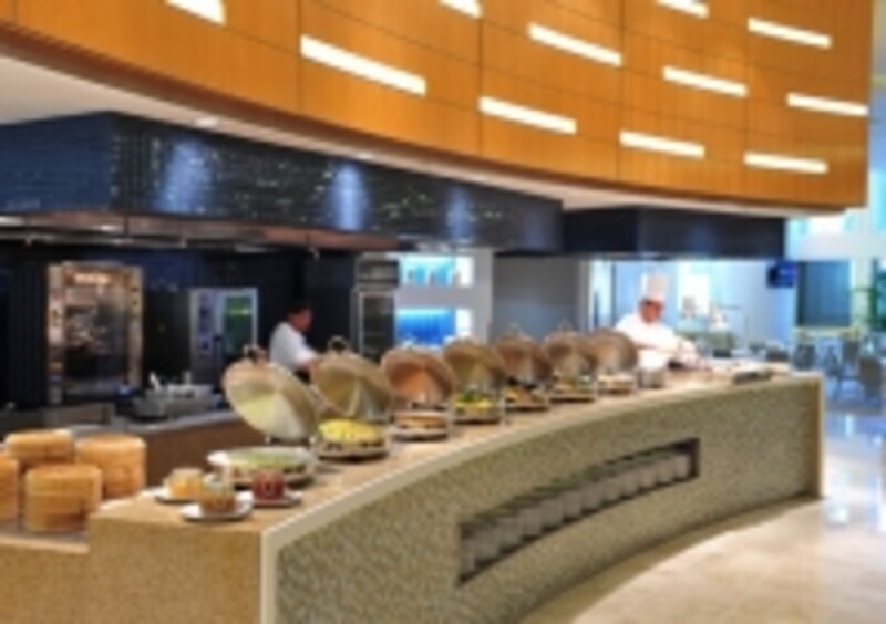 キッチンの活気が伝わるレストラン「テイスト」