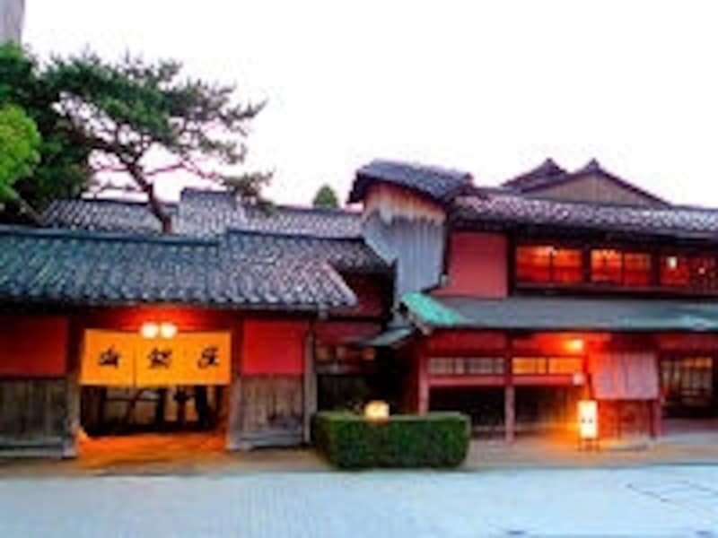 白銀屋本館は宿泊可能な宿では日本有数の古い建築