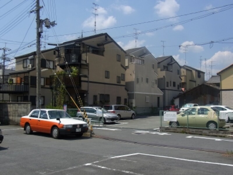 JR界隈のミニ開発の戸建。周辺は青空駐車場もまだまだ多い。