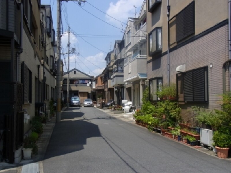 敷地に道路を一本通しての戸建。