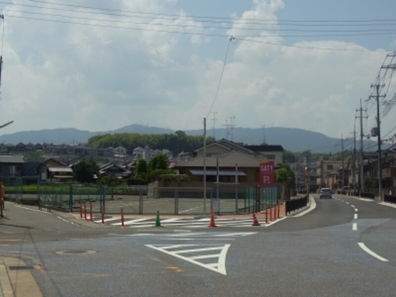 サティのを右手に西側を望む。駅徒歩５分もいけばこのような風景。