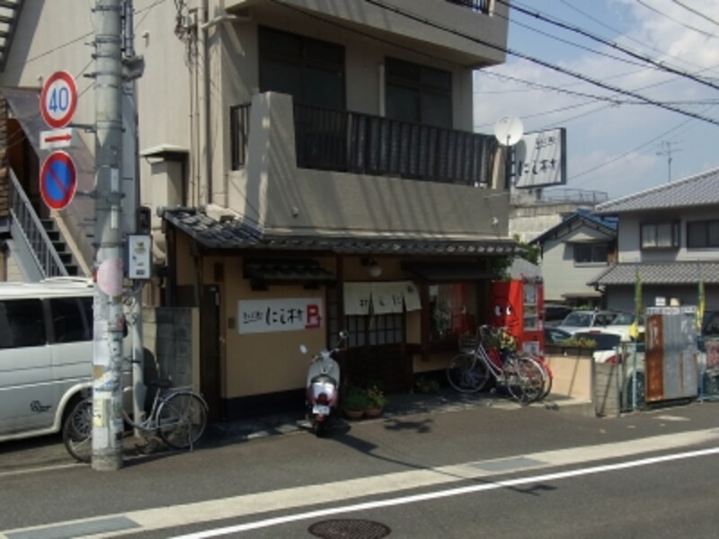 向日町競輪の向かいにある「そば処undefinedにし村」。ハバネロ入り激辛カレーつけ麺が自慢。