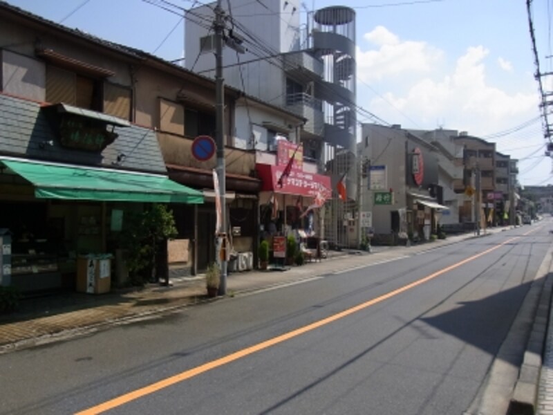 緑のアーケードは「激辛羽二重餅」、写真中心あたりの赤い幌は激辛インド料理