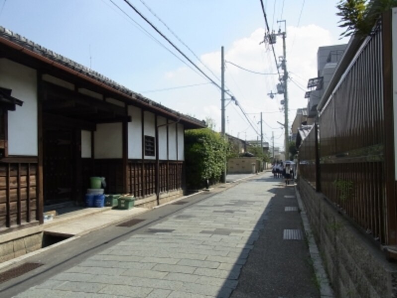 阪急「東向日」駅近辺にて。石畳風の舗装がしゃれている。