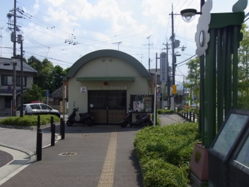 JR「向日町」駅西側駅前の交番。竹がモチーフ。