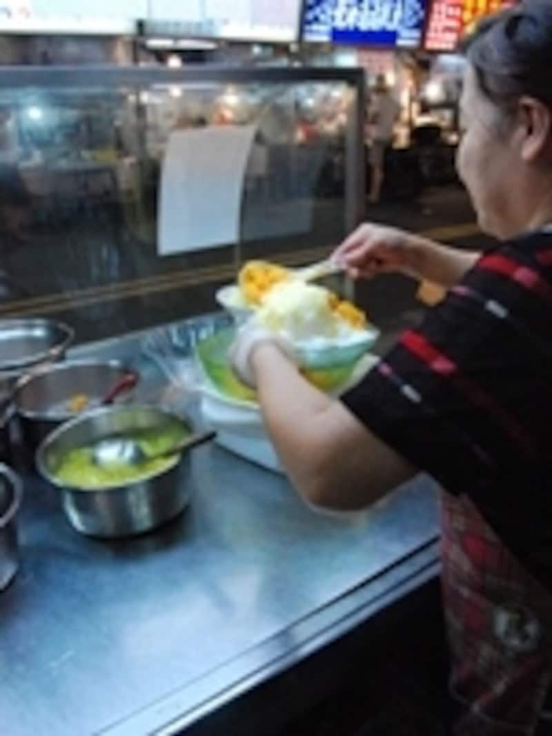 遼寧街夜市にあるかき氷店にて。練乳をかけたうえにたっぷりのマンゴーが