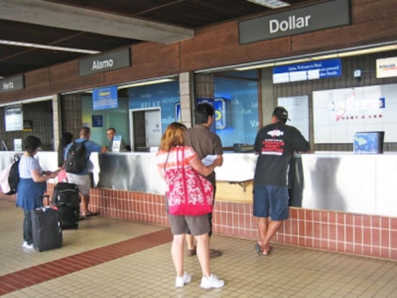 カフルイ空港内のレンタカーカウンター。日本で予約済みの人は、シャトルバスで直接営業所へ