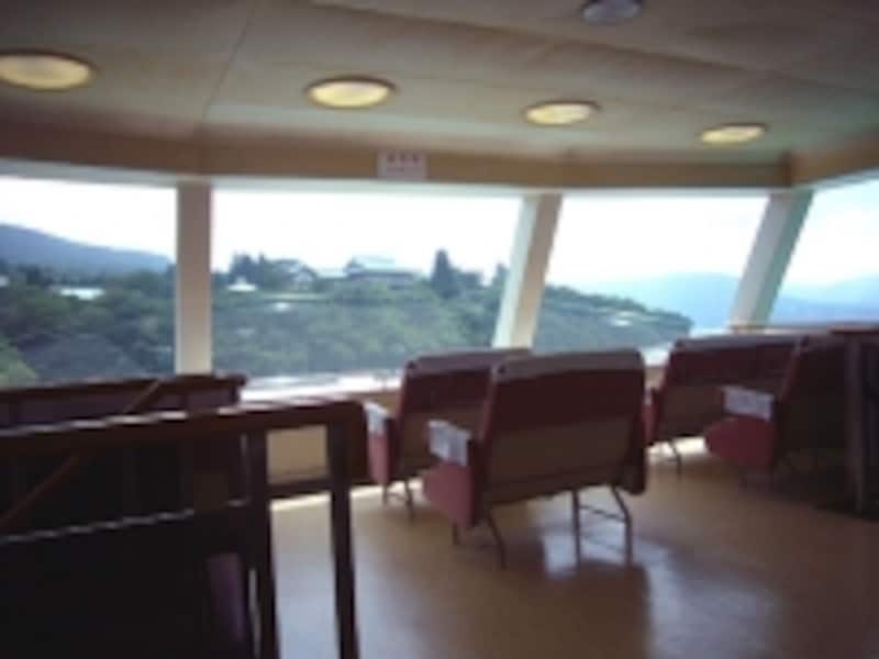 先頭席からは芦ノ湖畔が一望できます