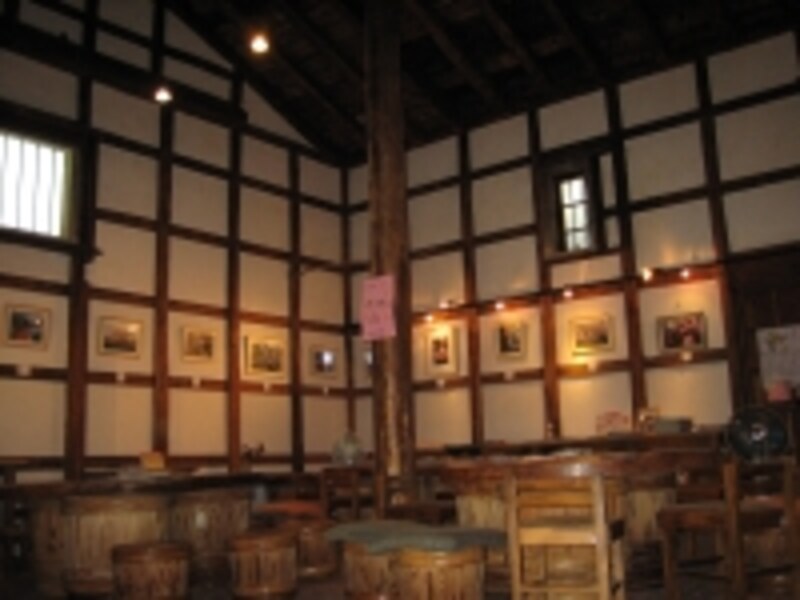 もろみ蔵の中。テーブルやいすは、もろみや醤油の樽を再利用したもの