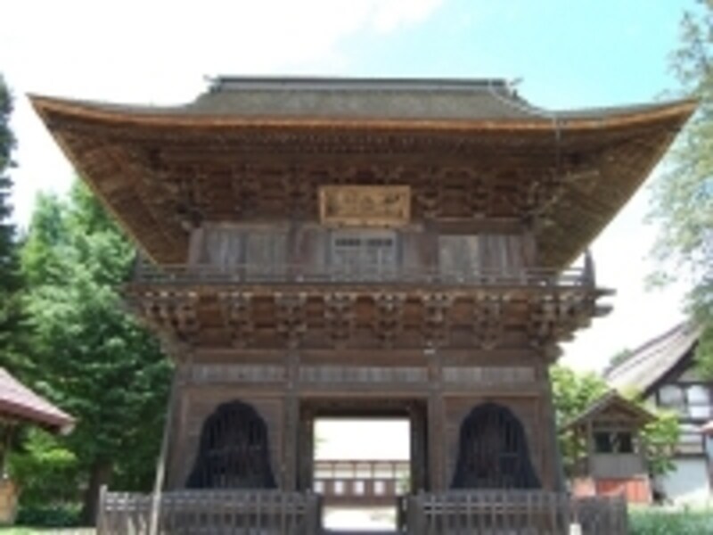 禅林街のシンボル的存在である「長勝寺三門」