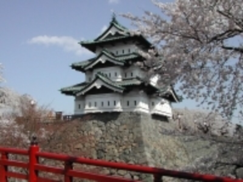 城下町弘前のシンボル「弘前城」。さくらまつりや雪燈籠まつりがおこなわれる場所としても有名です