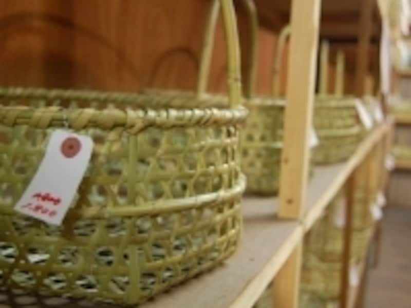職人手づくりの竹製品が並ぶ作業場奥の展示場
