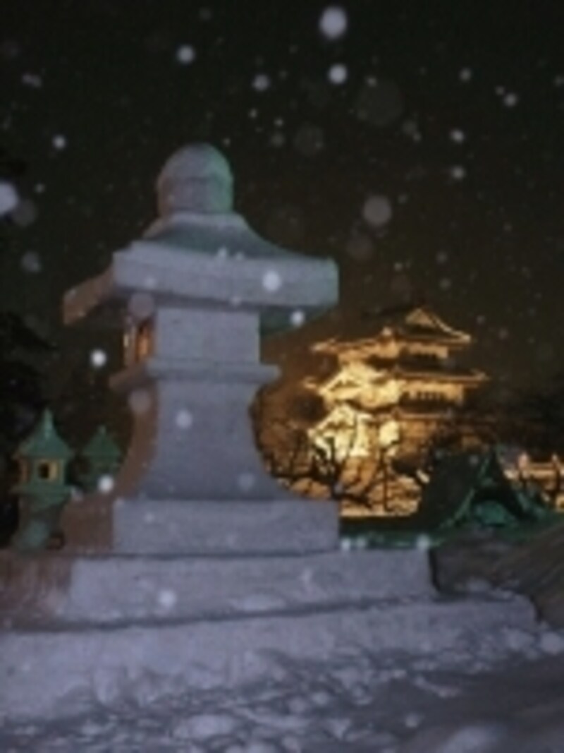 夜は燈籠とミニカマクラ、それにライトアップされた弘前城が幻想的な世界を創りだします