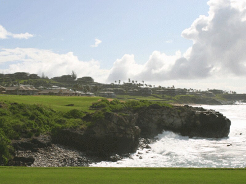 すべてのホールから海岸線が見渡せるカパルア・ゴルフ・リゾートのベイコース。海越えの5番ホールは有名(写真協力：ハワイ州観光局)