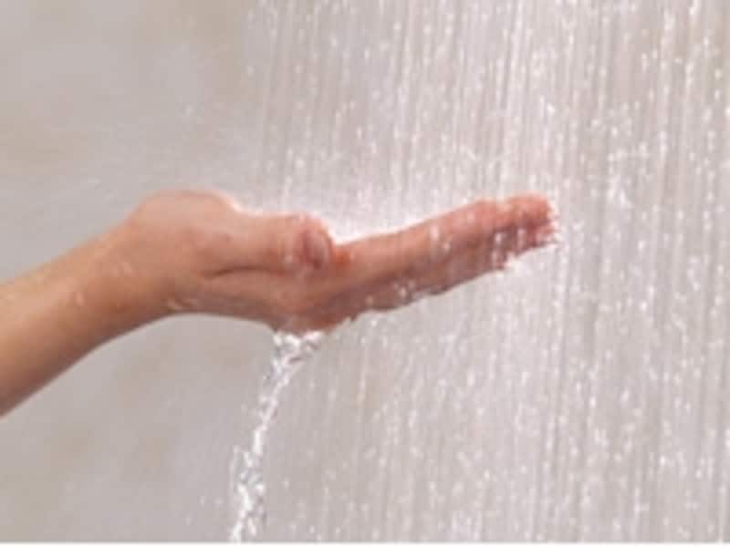 ■ぬるめのシャワーを浴びる。お風呂に入る エアコンをつける前に、まずはシャワーやお風呂で汗をすっきりり流すだけでも快適になりますが、そのときにお湯の温度をいつもよりぬるめに設定しましょう。汗をかきすぎない35度前後がおすすめ。  ちなみに、いくら暑くても冷たすぎるのは逆効果。身体の表面が冷えて、発汗が止まり、むしろ暑さを感じてしまうそうです。