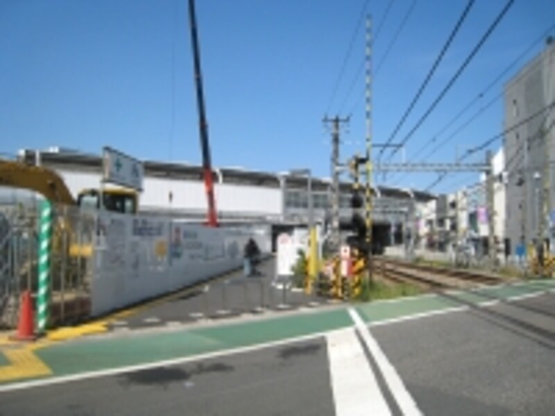 駅南口前では賃貸マンション＋店舗の建設が行われていた。賃貸は他にも建設現場を見かけた