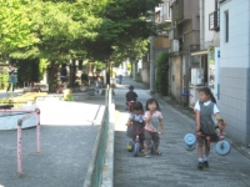 大きな公園はないものの、街中のところどころに現れる緑道が子どもたちの遊び場。遊具が置かれている場所もある
