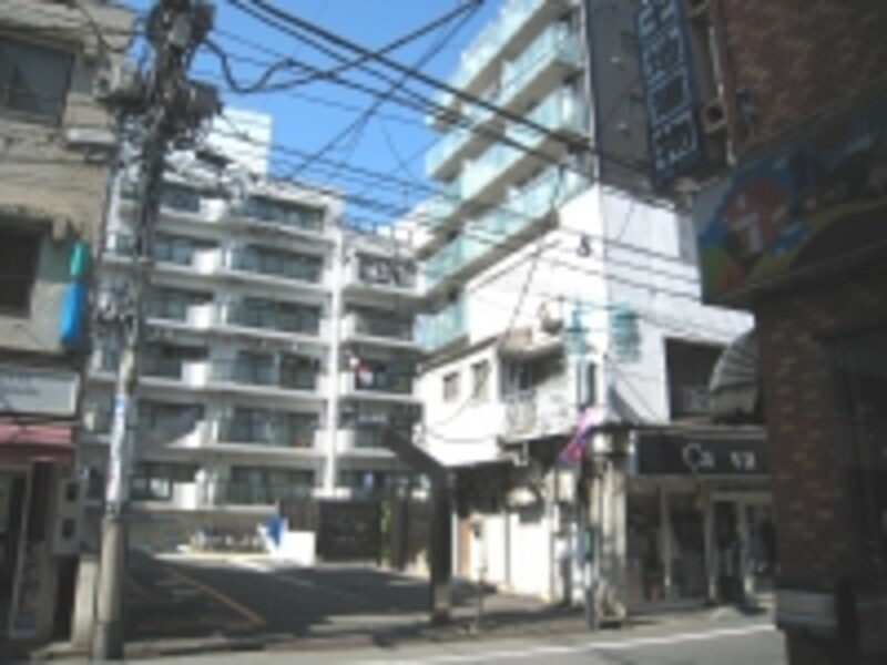 商店街沿いなど、ところどころに比較的築年数の新しめな物件もあるが、まだなかなか市場には出てこないようだ