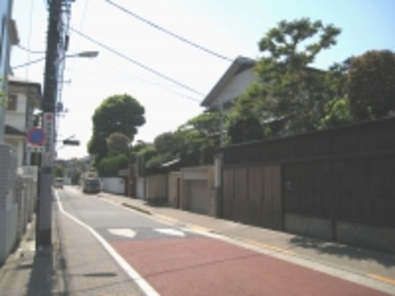 中原街道から坂を上った高台にあるお屋敷街。一戸建てが中心で、ところどころに小規模な集合住宅が混じる