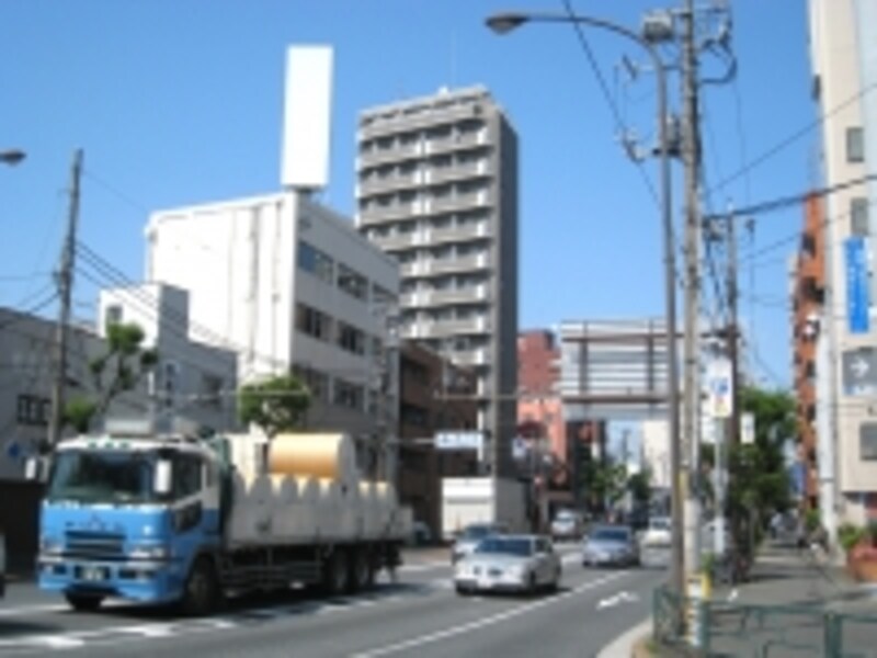 環状七号線と中原街道の交差点付近から旗の台方向を見たところ。途中に品川区の標識が見える