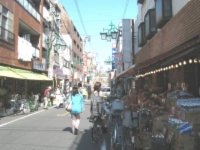 左手のスーパーのちょっと先が荏原町の商店街。旗の台から約700ｍほども続いている