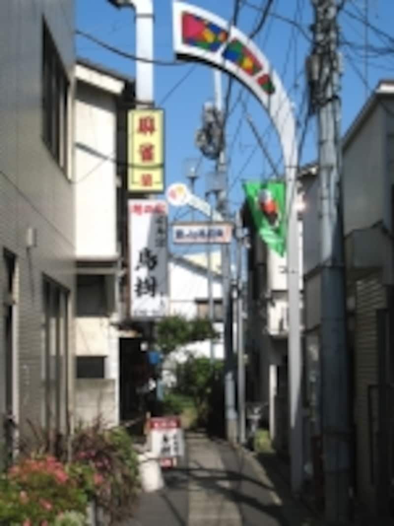 駅周辺の路地の奥には小さな飲食店やスナックが点在。知る人ぞ知るような店も