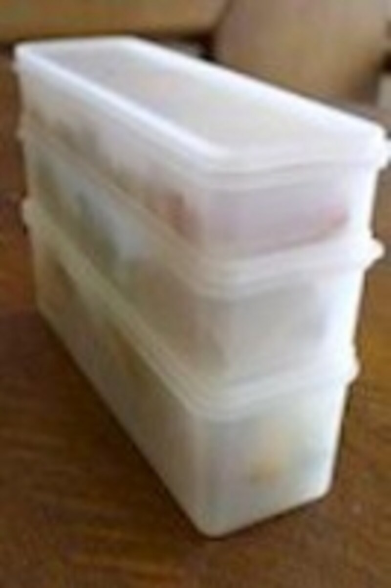 薄型なので冷蔵庫の場所も取らず、縦長なので奥に隠れてしまうこともありません。少量の保存でも効率よくストック。しかもモジュール統一でお弁当箱に入れやすい。