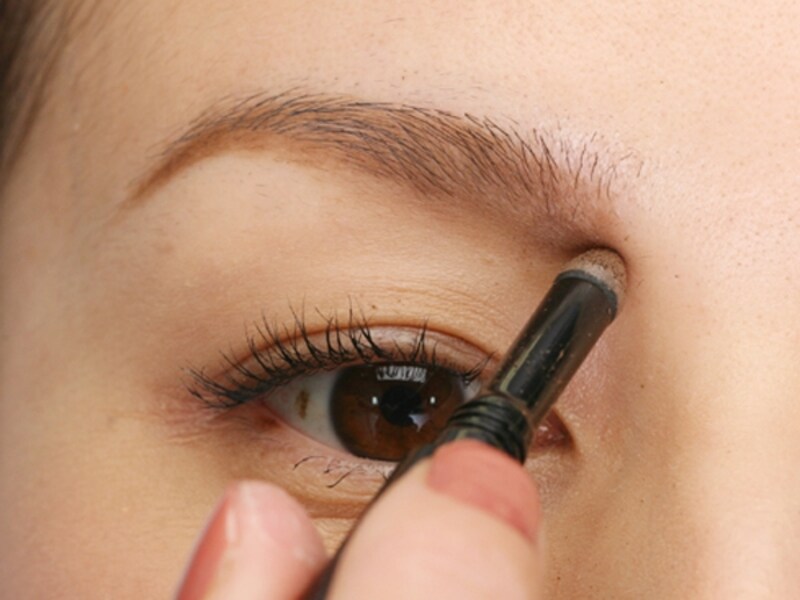 アイブロウペンシルに付属されているチップを用いると簡単！