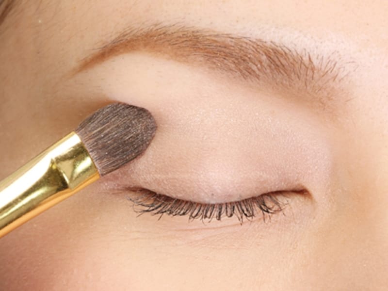 薄いゴールドのアイシャドウを使用して