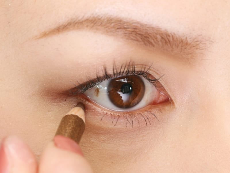 黒目の下あたりまで