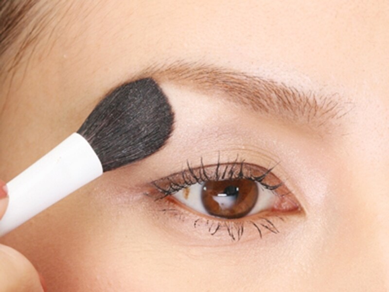 黒目の上から眉尻のあたりまで